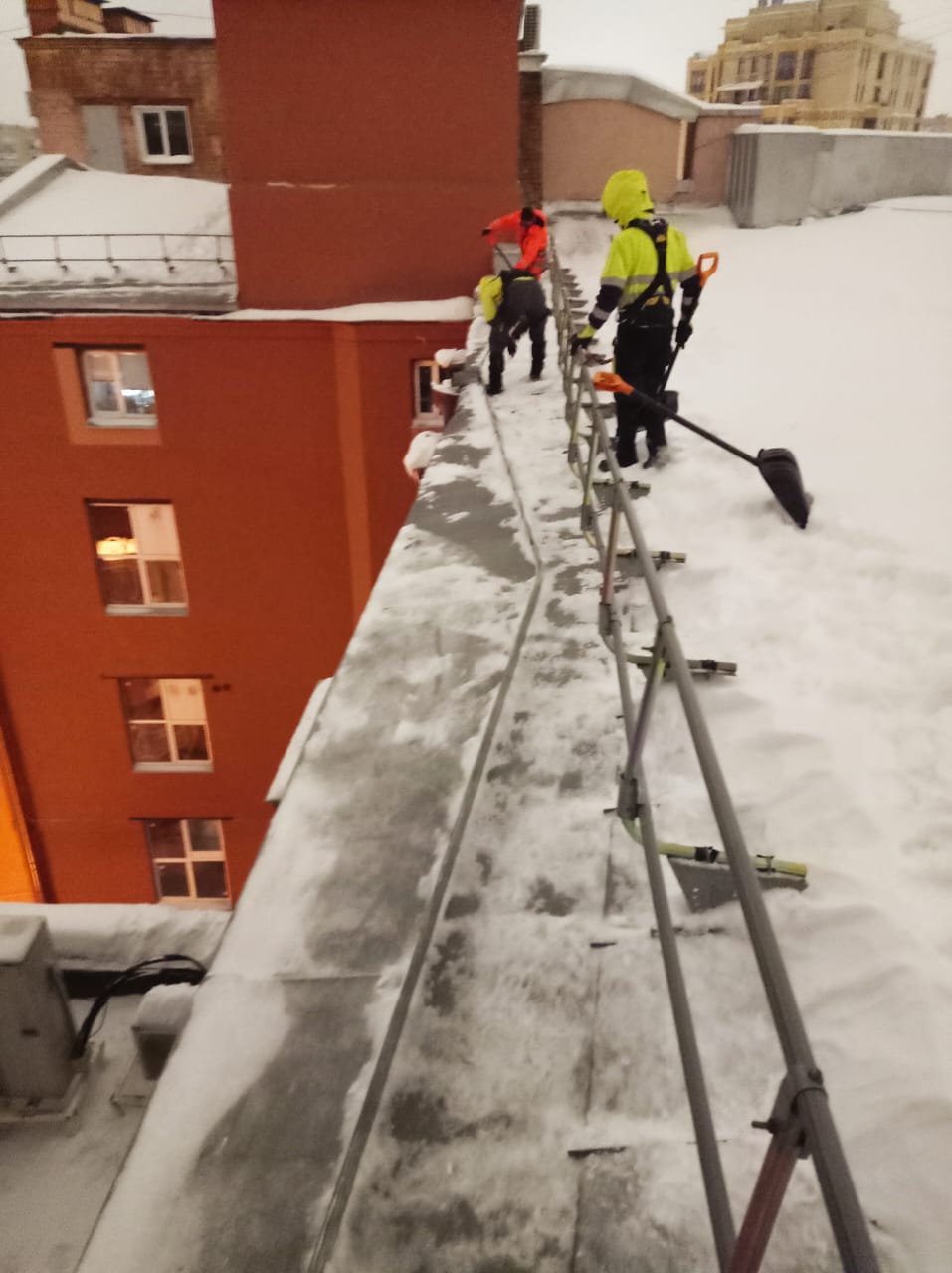 Очистка снега с кровли по краю-++